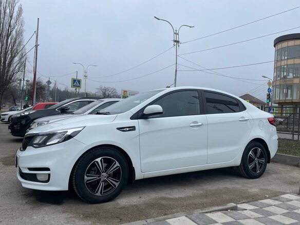 2015 Kia Rio III Рестайлинг, белый, 1170000 рублей - вид 1