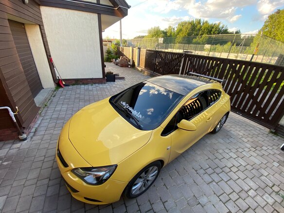2014 Opel Astra GTC J Рестайлинг, жёлтый