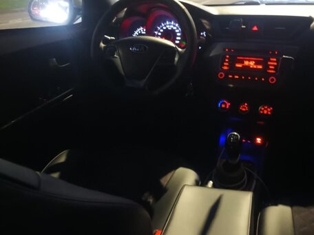 2015 Kia Rio III Рестайлинг, серебристый, 432000 рублей, вид 4