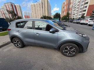 2022 Kia Sportage IV Рестайлинг, серебристый, 2950000 рублей, вид 4