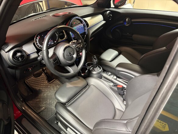 2021 Mini Hatch Cooper S III (F55/F56) Рестайлинг 2, красный, 3100000 рублей - вид 9