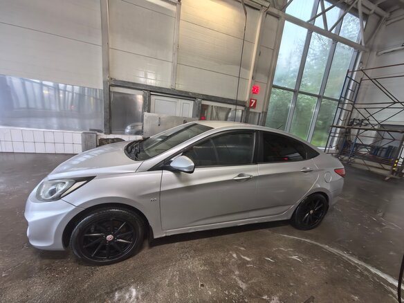 2011 Hyundai Solaris I, серебристый, 750000 рублей - вид 9