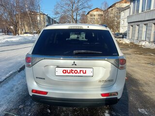 2013 Mitsubishi Outlander III, белый, 1500000 рублей, вид 2
