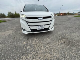 2018 Toyota Noah III (R80) Рестайлинг, белый, 2400000 рублей, вид 2