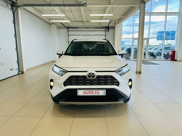 2019 Toyota RAV4 V (XA50), белый, 3100000 рублей