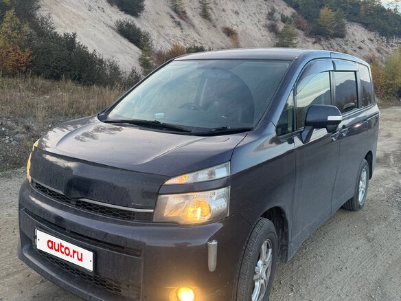 2011 Toyota Voxy II (R70) Рестайлинг, фиолетовый, 1850000 рублей