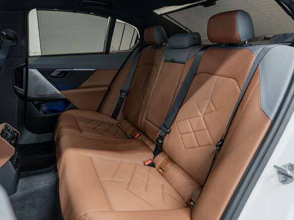 2025 BMW 5 серии 530i xDrive VIII (G60/G61/G68), белый, 9150000 рублей - вид 23