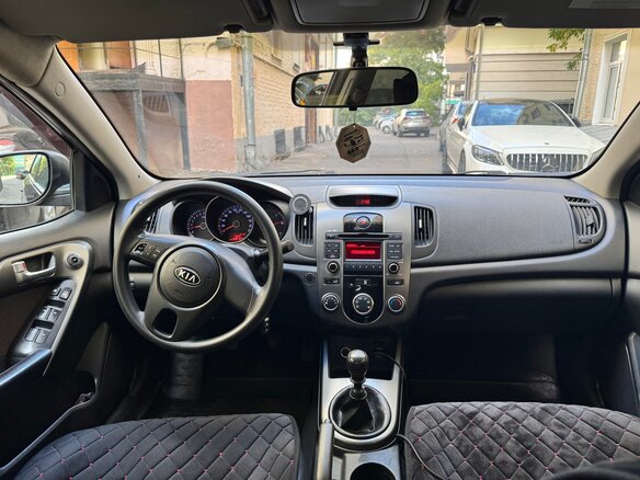 2010 Kia Cerato 5-speed II, пурпурный, 600000 рублей - вид 6