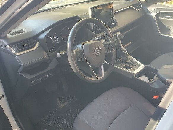 2021 Toyota RAV4 V (XA50), белый, 3350000 рублей - вид 5