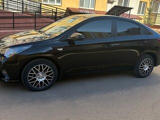 2021 Hyundai Solaris II Рестайлинг, чёрный, 1800000 рублей, вид 2