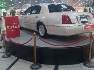 1999 Lincoln Town Car III, бежевый, 3000000 рублей, вид 3