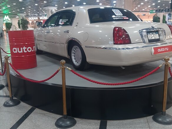 1999 Lincoln Town Car III, бежевый, 3000000 рублей - вид 2