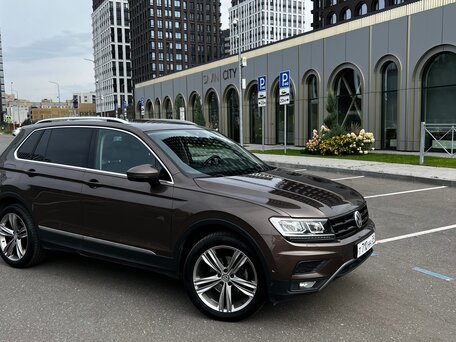2017 Volkswagen Tiguan II, коричневый, 2799000 рублей, вид 2