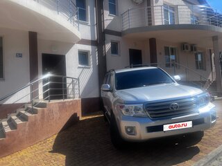 2015 Toyota Land Cruiser 200 Series Рестайлинг 1, серебристый, 4970000 рублей, вид 3