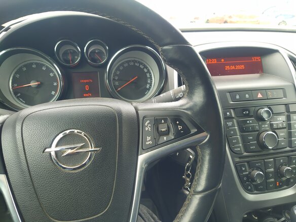 2014 Opel Astra J Рестайлинг, серебристый, 1000000 рублей - вид 5