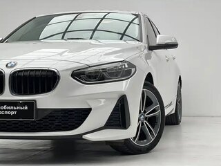 2022 BMW 1 серии 120i III (F52) Рестайлинг, белый, 1839520 рублей, вид 3