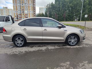 2017 Volkswagen Polo V Рестайлинг, бежевый, 780000 рублей, вид 4