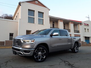 2023 Ram 1500 Crew Cab V, серебристый, 9287113 рублей, вид 2