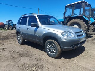 2013 Chevrolet Niva I Рестайлинг, серебристый, 710000 рублей, вид 2