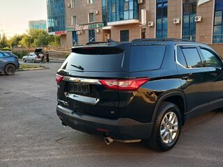 2020 Chevrolet Traverse II, чёрный, 1600000 рублей, вид 3