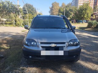 2017 Chevrolet Niva I Рестайлинг, серый, 900000 рублей, вид 1