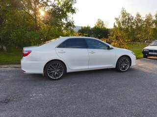2018 Toyota Camry VII (XV50) Рестайлинг 2, белый, 2350000 рублей, вид 3
