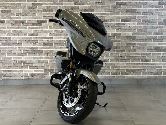 2023 Harley-Davidson CVO Street Glide, серебристый, 3850000 рублей - вид 2