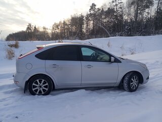 2011 Ford Focus II Рестайлинг, серебристый, 780000 рублей, вид 2