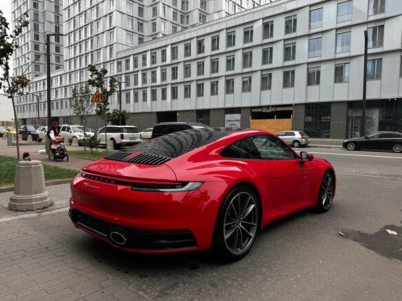 2019 Porsche 911 Carrera 4 VIII (992), красный, 12999999 рублей - вид 6