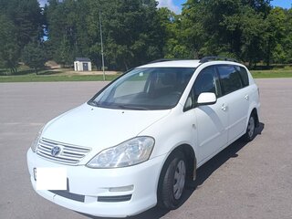 2004 Toyota Avensis Verso I Рестайлинг, белый, 573108 рублей, вид 1