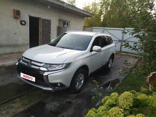 2017 Mitsubishi Outlander III Рестайлинг 2, белый, 1850000 рублей, вид 3