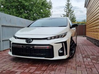 2018 Toyota Prius IV Рестайлинг (XW50), белый, 2300000 рублей, вид 3