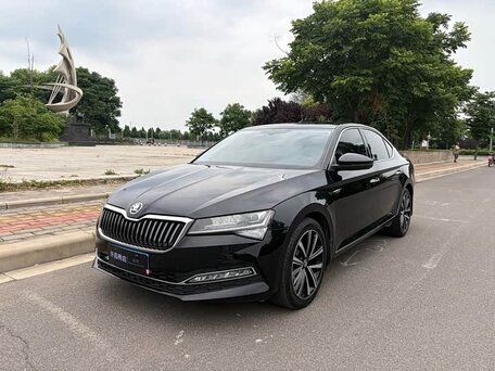 2022 Skoda Superb III Рестайлинг, чёрный, 2250000 рублей, вид 1