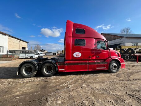 2003 Volvo VNL, красный, 3000000 рублей, вид 1