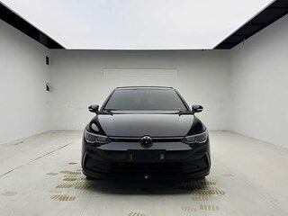 2023 Volkswagen Golf VIII, чёрный, 1570000 рублей, вид 2