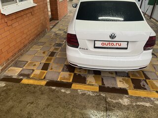 2017 Volkswagen Polo V Рестайлинг, белый, 900000 рублей, вид 3