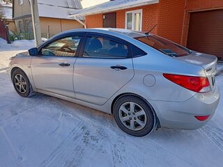 2013 Hyundai Solaris I, серебристый, 750000 рублей, вид 2