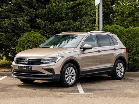 2021 Volkswagen Tiguan II Рестайлинг, коричневый, 2455000 рублей, вид 1