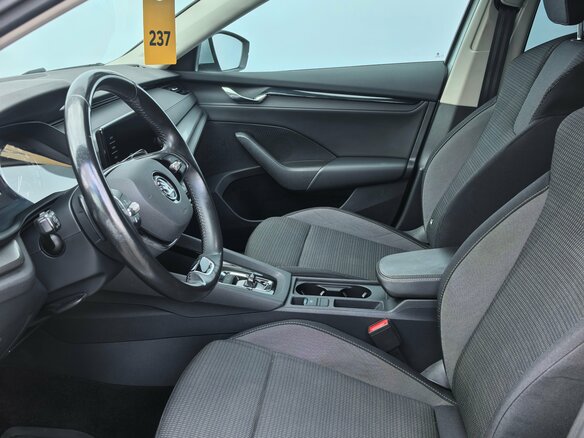 2021 Skoda Octavia IV (A8), серебристый, 1740000 рублей - вид 8