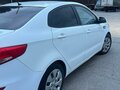 2016 Kia Rio III Рестайлинг, белый, 750000 рублей - вид 2
