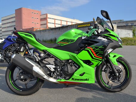2023 Kawasaki Ninja 400, зелёный, 680000 рублей, вид 2