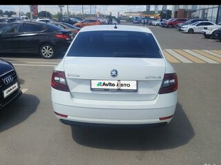 2017 Skoda Octavia III (A7) Рестайлинг, белый, 1800000 рублей, вид 3