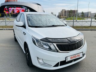 2013 Kia Rio 4-speed III, белый, 950000 рублей, вид 4