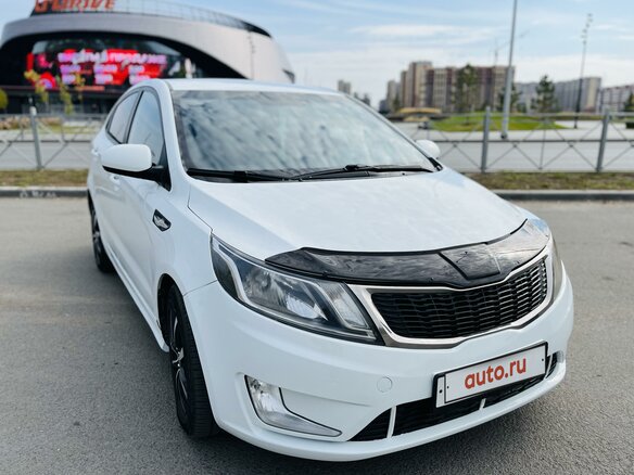 2013 Kia Rio 4-speed III, белый, 950000 рублей - вид 4