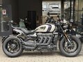 2025 Triumph Rocket 3, белый, 3299000 рублей