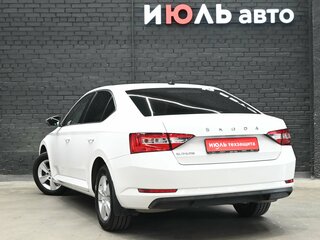 2019 Skoda Superb III Рестайлинг, белый, 2400000 рублей, вид 4