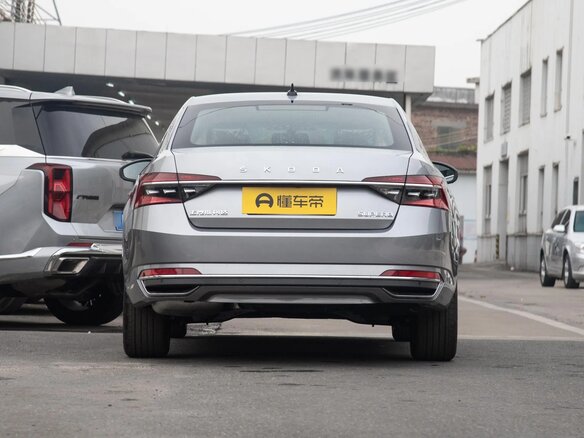 2025 Skoda Superb III Рестайлинг, серебристый - вид 6