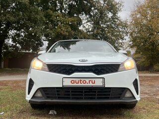2020 Kia Rio IV Рестайлинг, белый, 1070000 рублей, вид 4