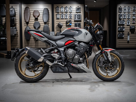 2026 Triumph Trident 800, серый, 1590000 рублей, вид 4