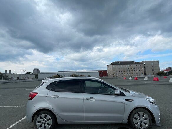 2015 Kia Rio III Рестайлинг, серый, 740000 рублей - вид 5